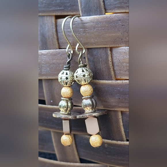 Beaded dangle earrings - Picture 1 of 5